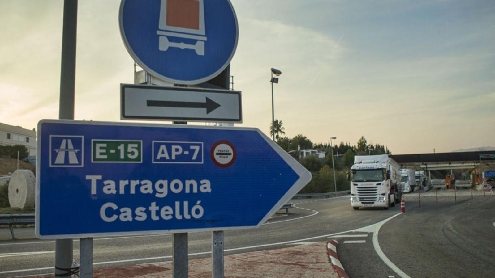 En imatge, un dels trams de peatge de l'autopista AP-7