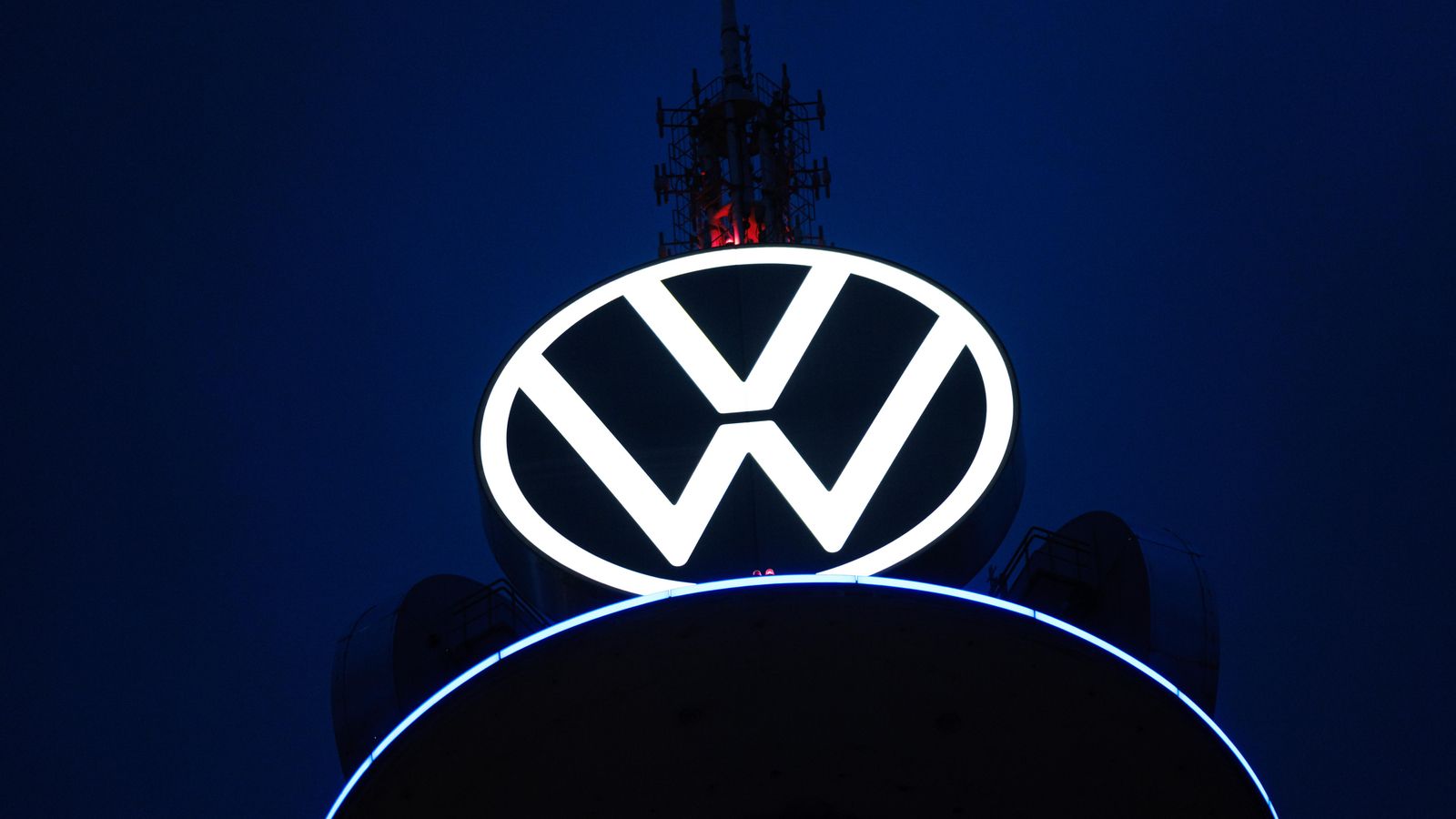 Logo de Volkswagen en una torre