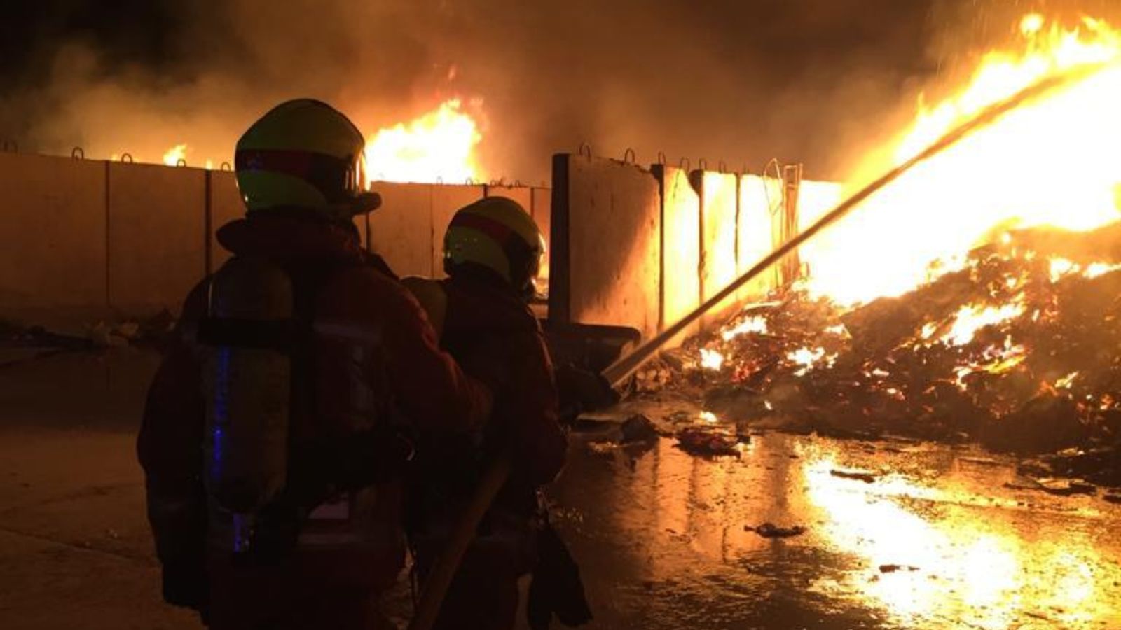 Els bombers de tres parcs de bombers han treballat durant tota la nit per a controlar les flames