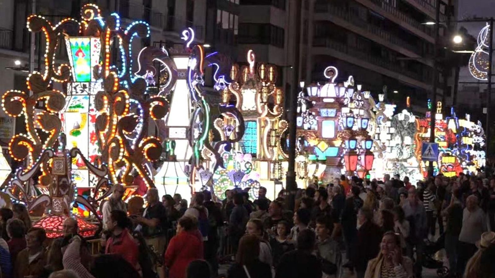 La XXIX Encesa de les Gaiates ompli de llum i pólvora el centre de Castelló de la Plana