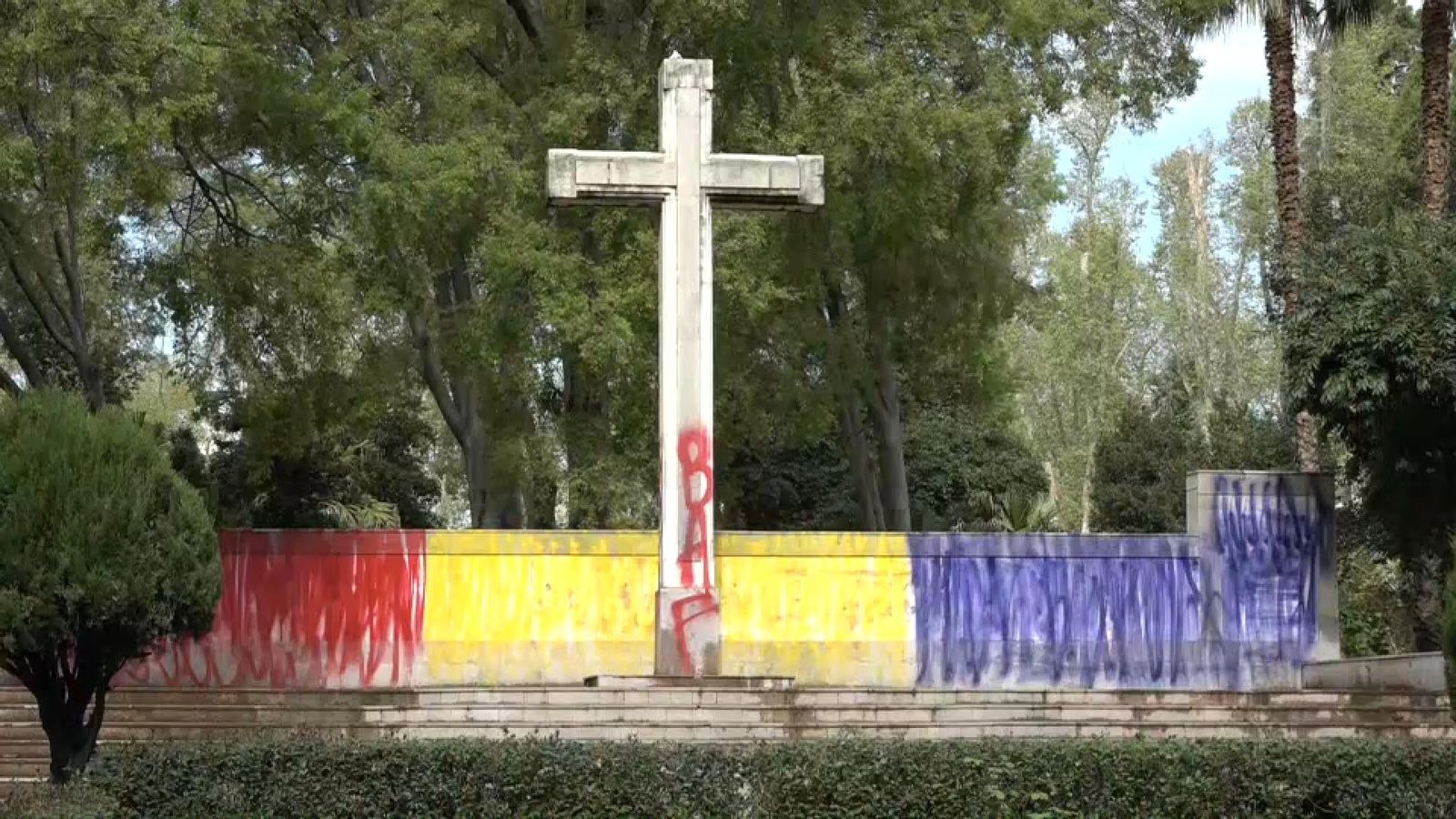 La Creu Ribalta pintada amb el roig, groc i violeta de la bandera republicana