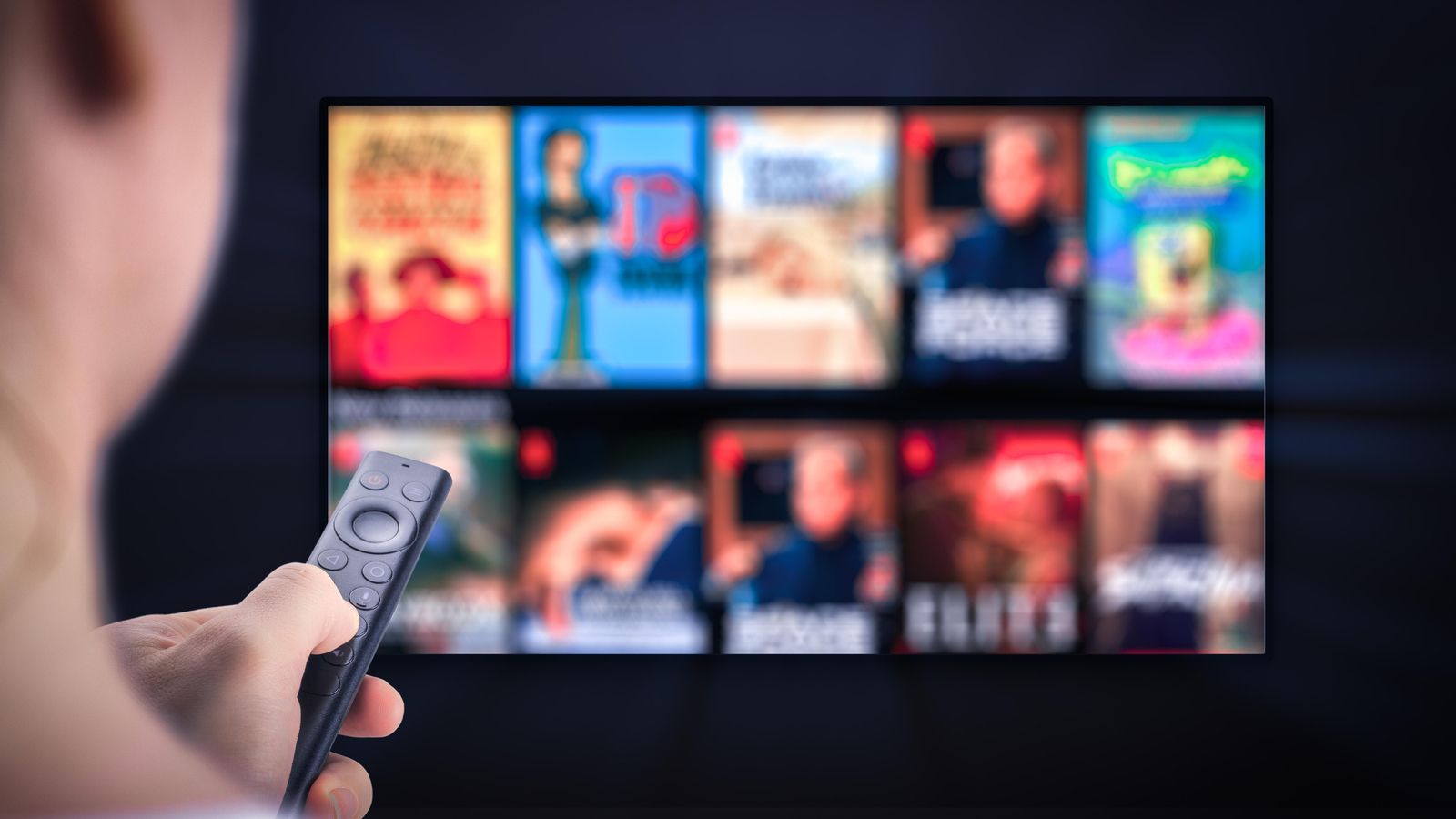 Una persona amb un comandament a distància