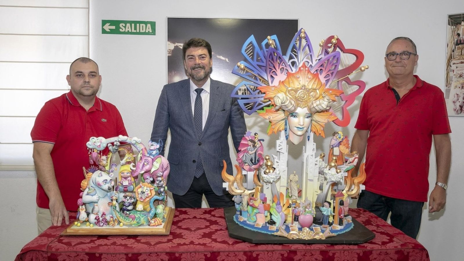 Els artistes Pedro Espadero i Sergio Gómez durant la presentació de les fogueres oficials de 2020