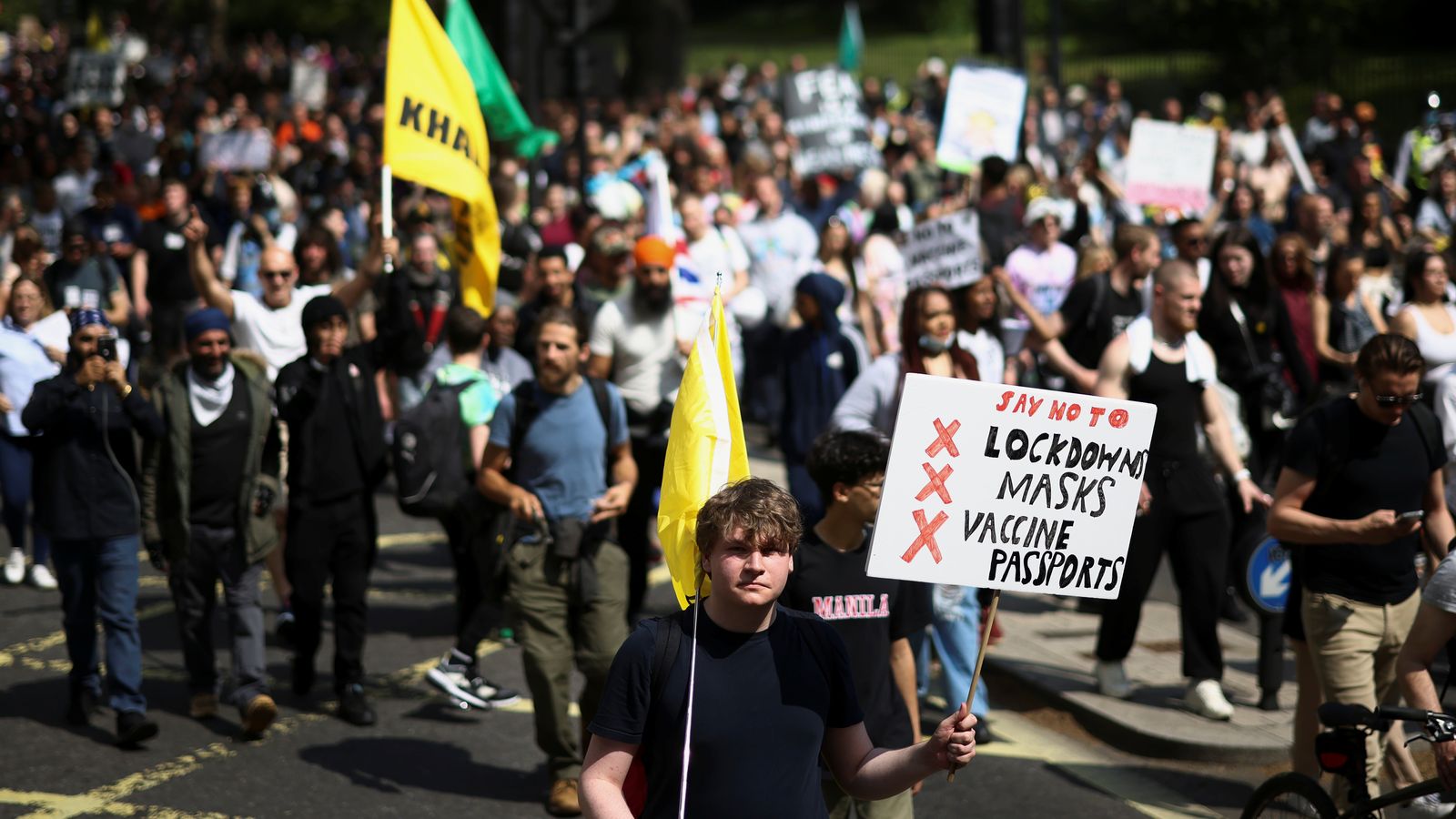 Manifestants assisteixen en Londres a una protesta contra el bloqueig i les vacunes, enmig de la propagació de la malaltia del Covid-19