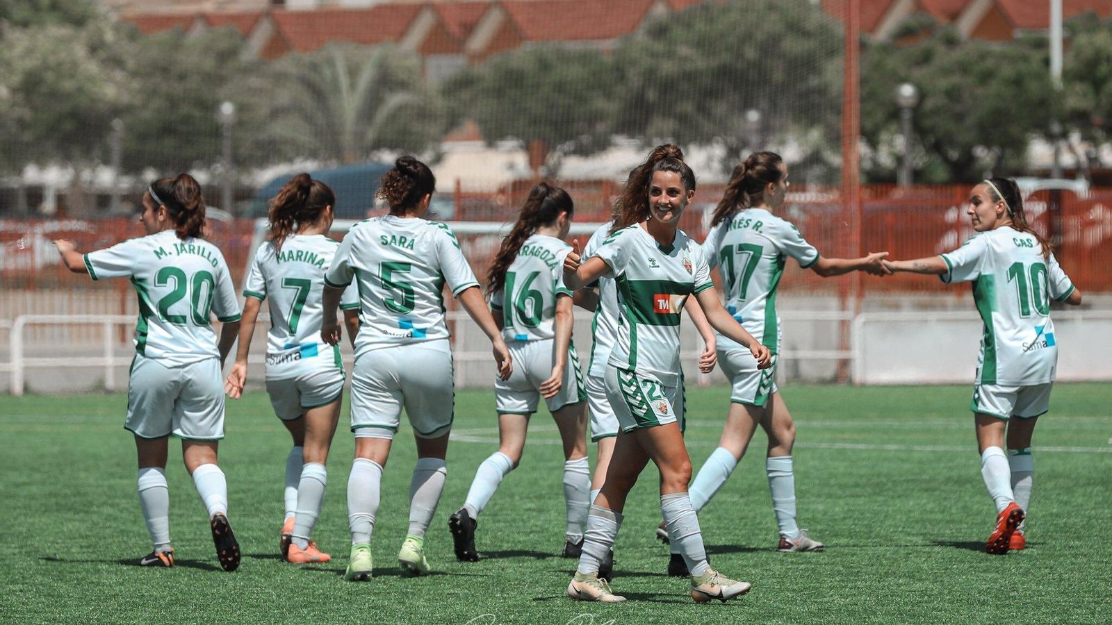 Les jugadores de l'Elx celebren un gol