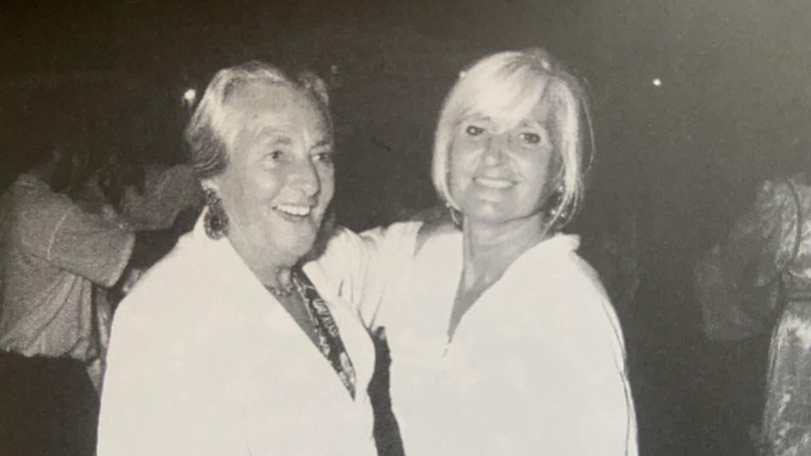 Pilar Soler i la seua filla Llum en la celebració de la boda de la seua neta Silvia, en 1990, al Marroc