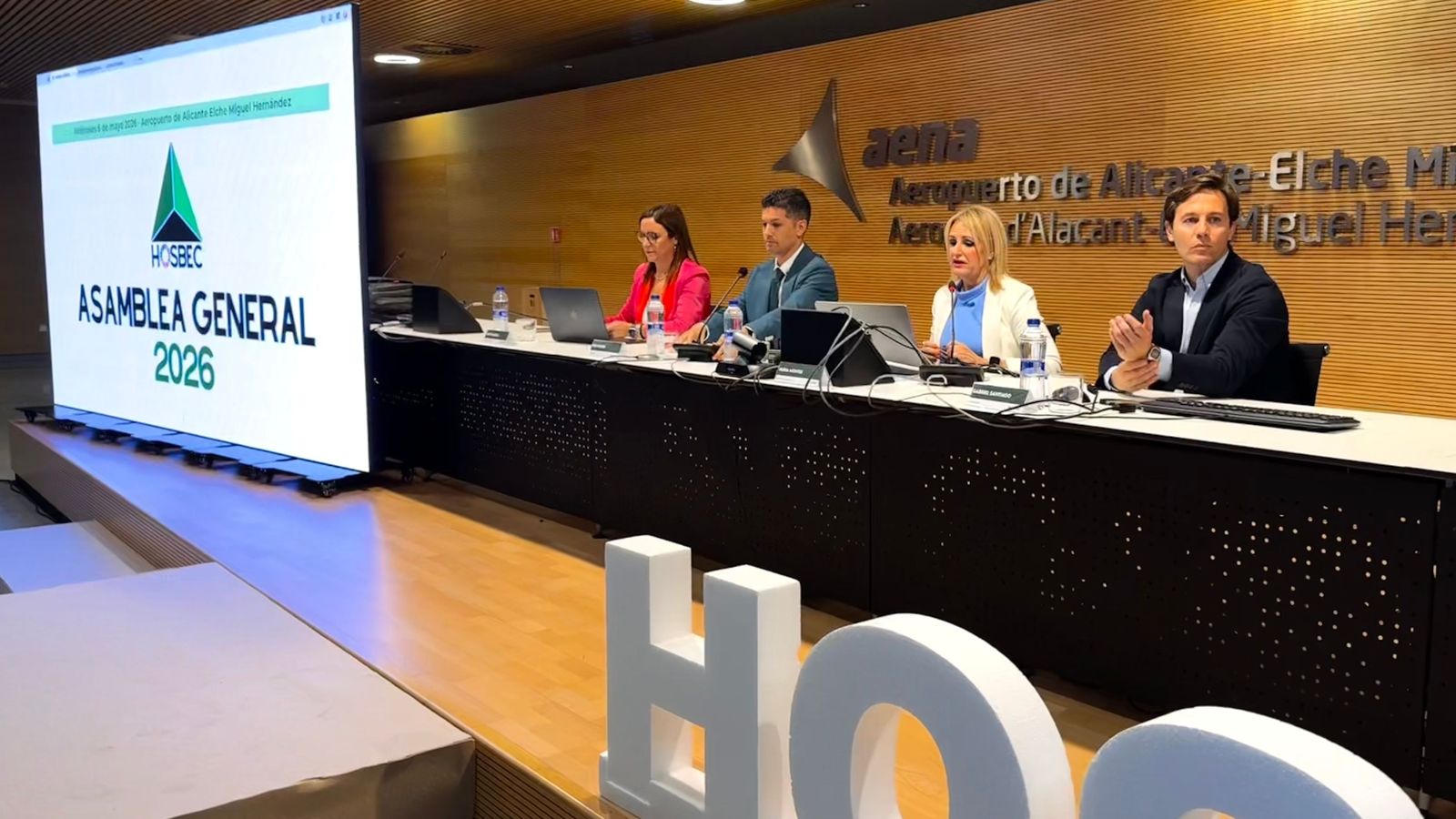 Un moment de l'assamblea d'Hosbec, que s'ha celebrat en les instal·lacions de l'aeroport d'Alacant