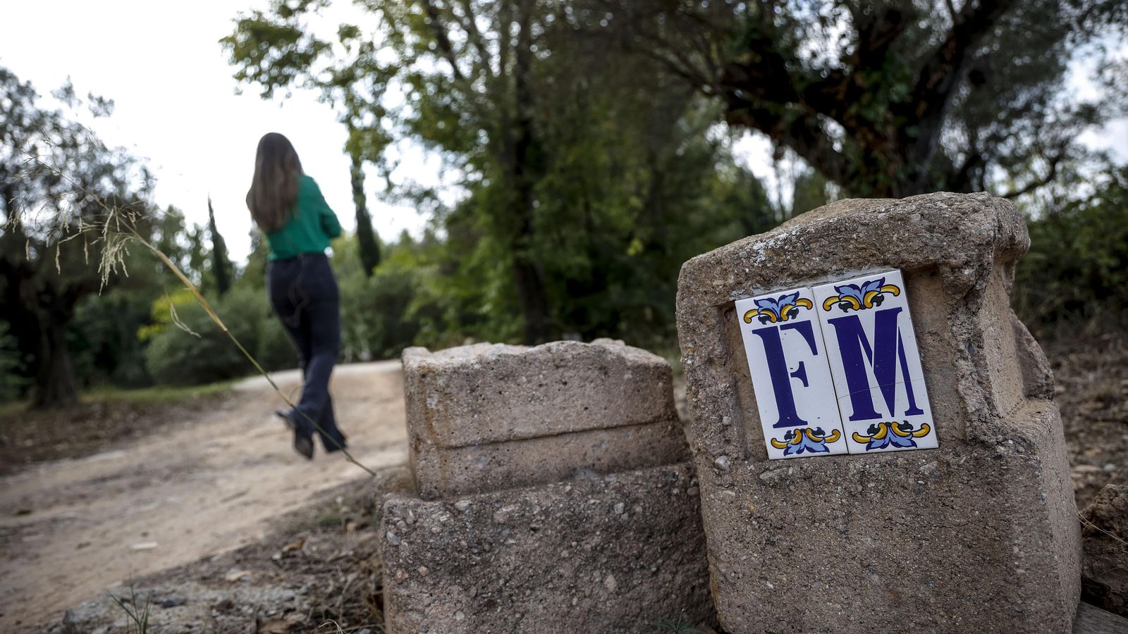 Les inicials del dissenyador Francis Montesinos en el seu habitatge de Llíria
