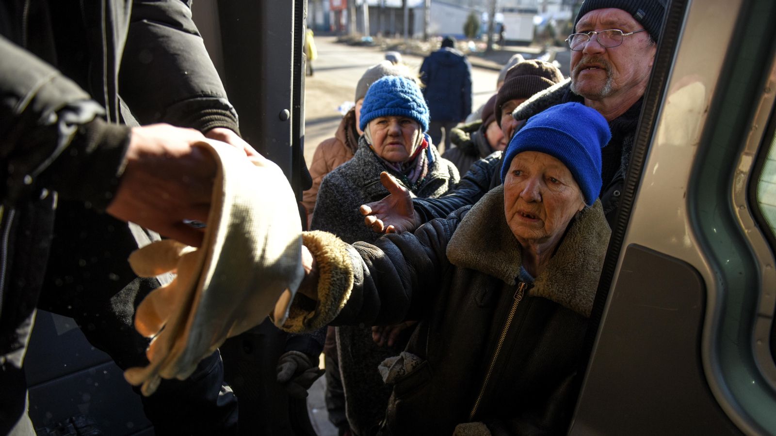 Residents locals ucraïnesos reben ajuda humanitària a Bakhmut, Ucraïna