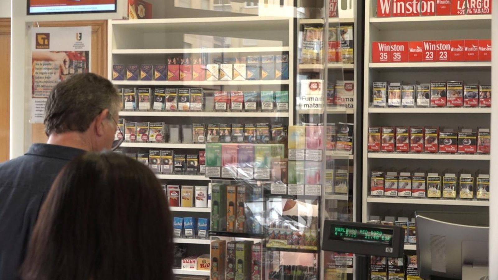 Augmenta el consum de tabac. Un home dins d'un estanc.