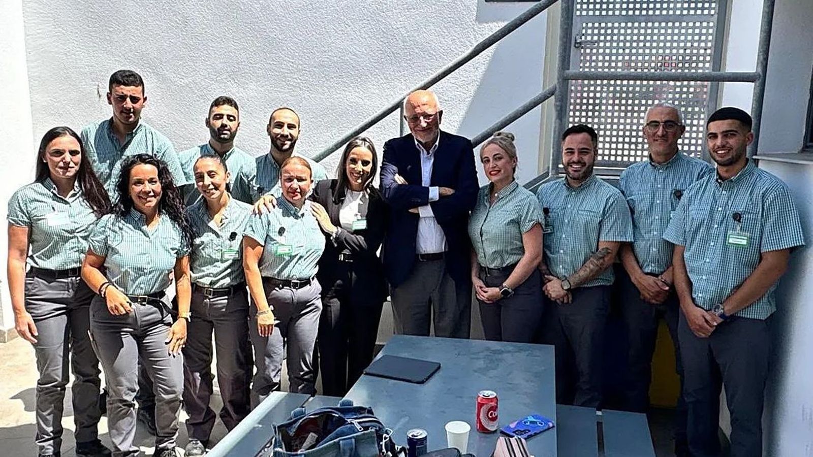 Juan Roig, al centre, junt als treballadors dels supermercats de Ceuta