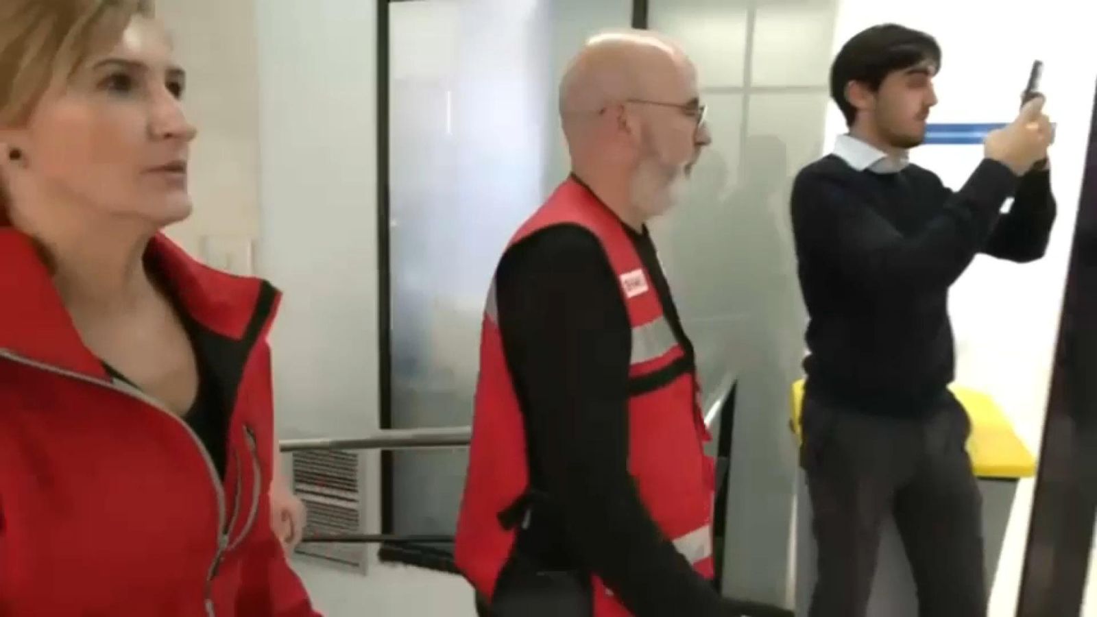 A la dreta, l'assessor ara citat gravant amb el mòbil la reunió del Cecopi