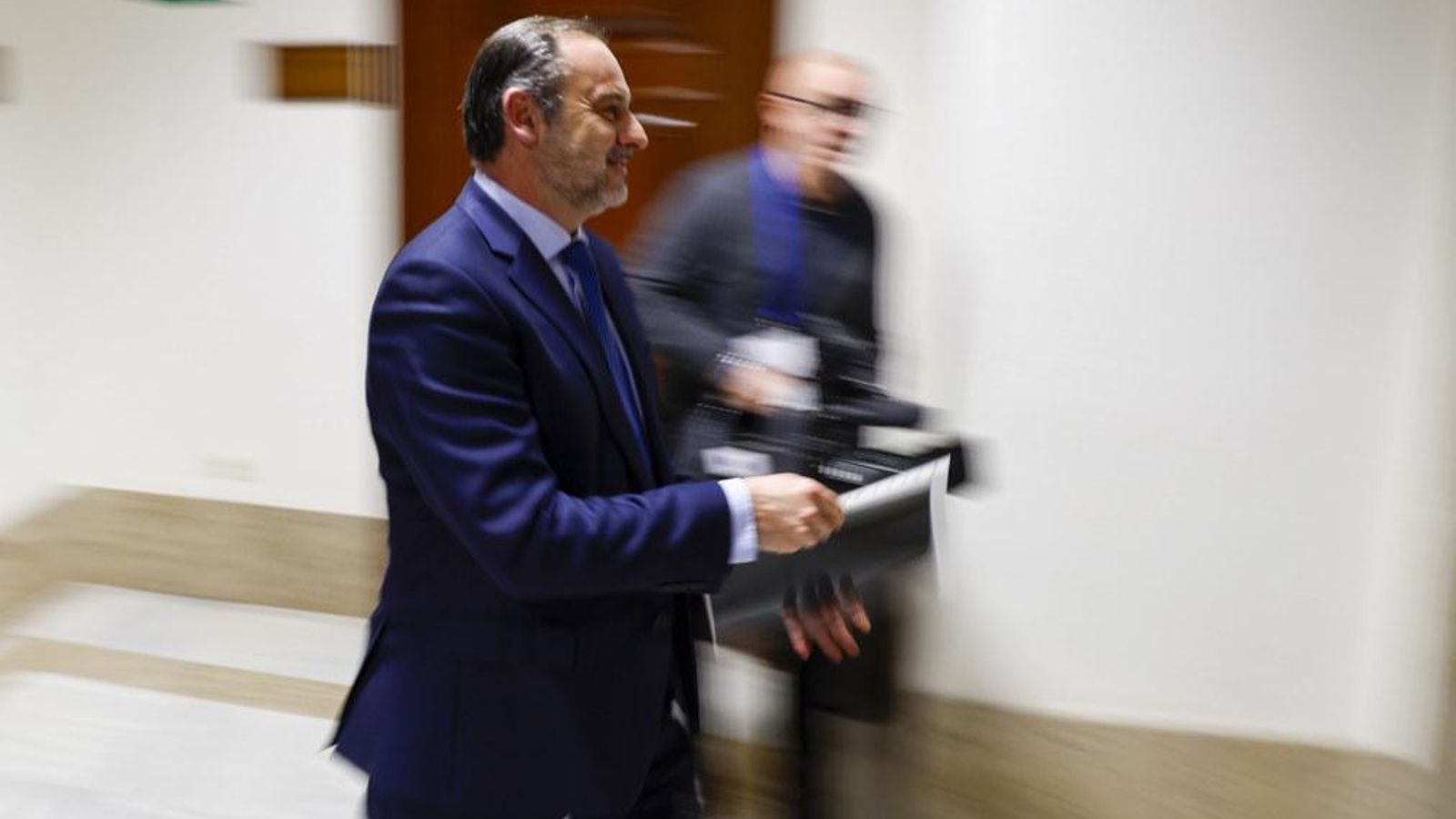 José Luis Ábalos, amb l'escrit d'al·legacions al Congrés, de camí a la comissió de l'Estatut del Diputat