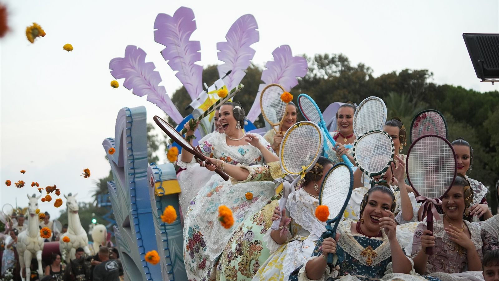 Les falleres, raquetes en mà, colpegen els clavellons en la Batalla de les Flors de 2023
