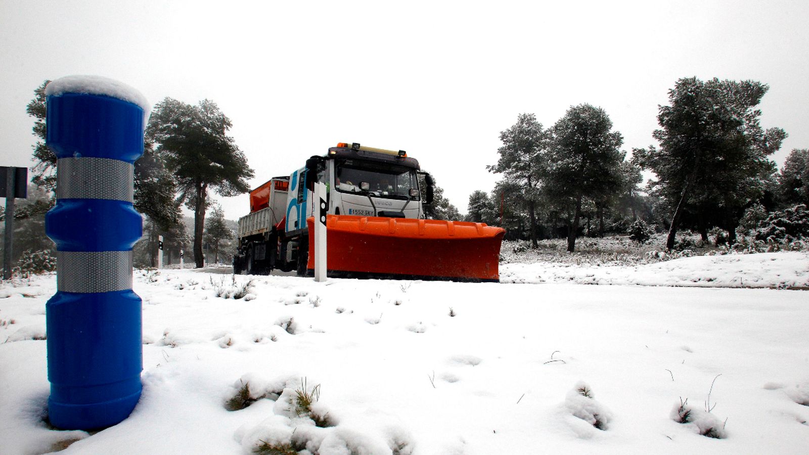 La carretera CV-803 que uneix Banyeres de Mariola i Onil tallada al trànsit per la neu
