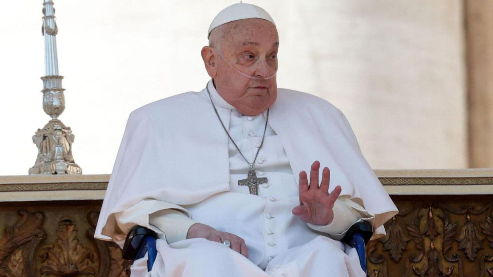 El papa ha aparegut en la plaça de Sant Pere en cadira de rodes i amb les cànules per a l'oxígen