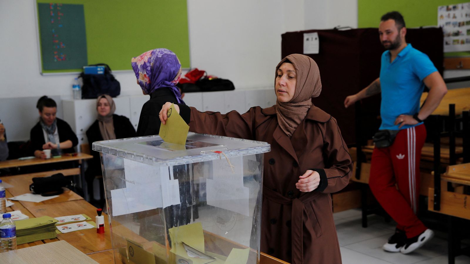 Un col·legi electoral durant la segona volta de les eleccions presidencials a Turquia