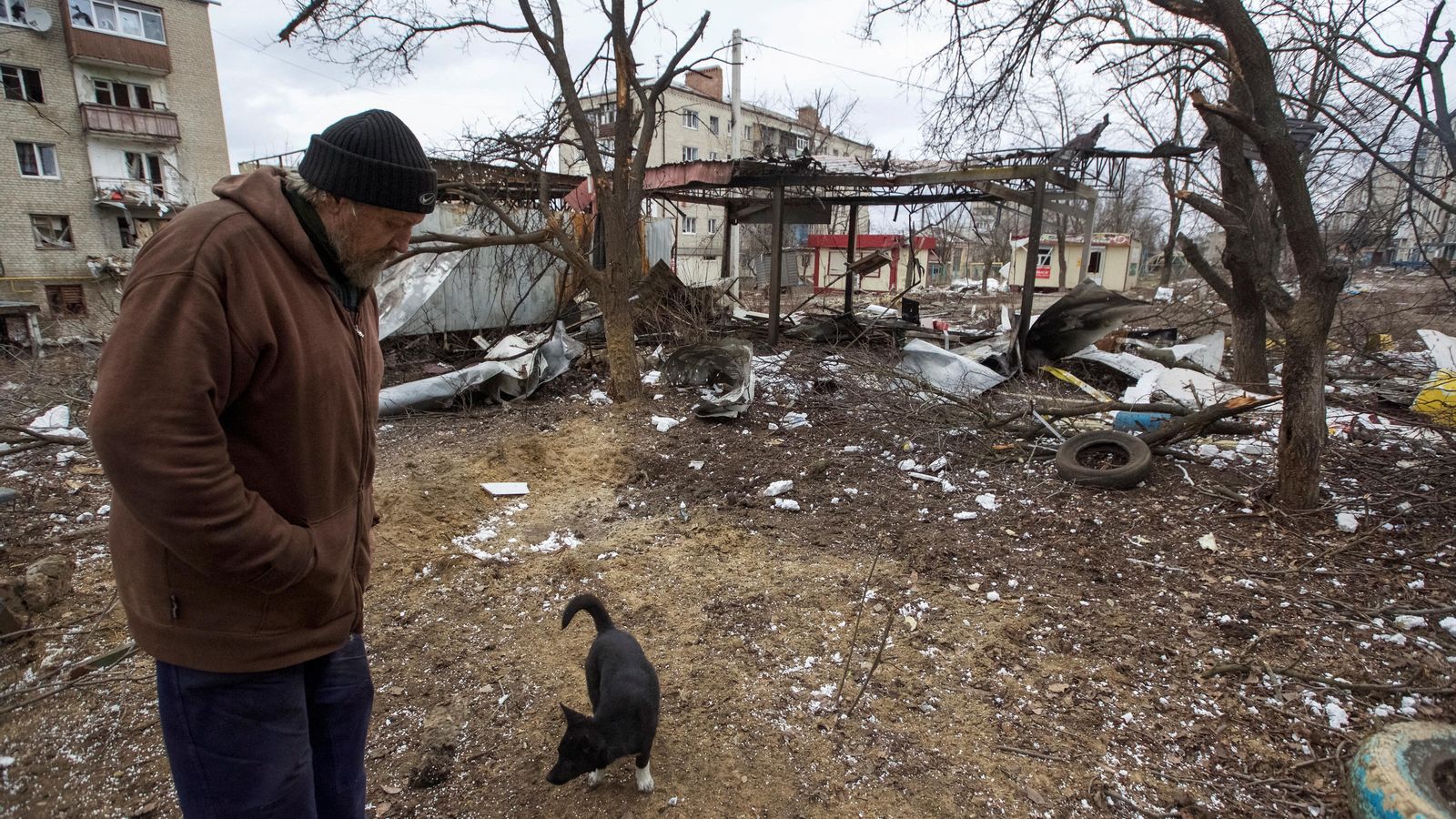 Un resident ucraïnés camina entre les runes a Bakhmut, ciutat a la província del Donetsk