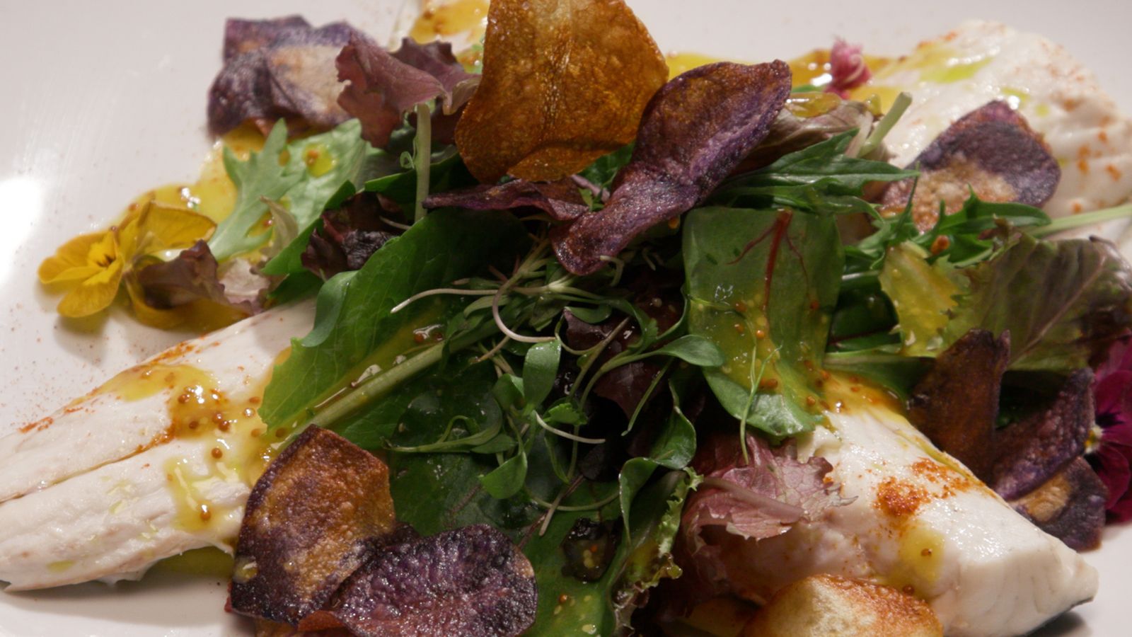 Ensalada de mango i llobarro fumat