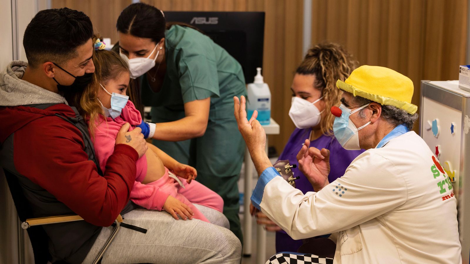 Els pallassos de Sonrisa Médica acompanyen a les famílies que es vacunen aquest cap de setmana en l'Espai Francesc Quetglas (Mallorca)