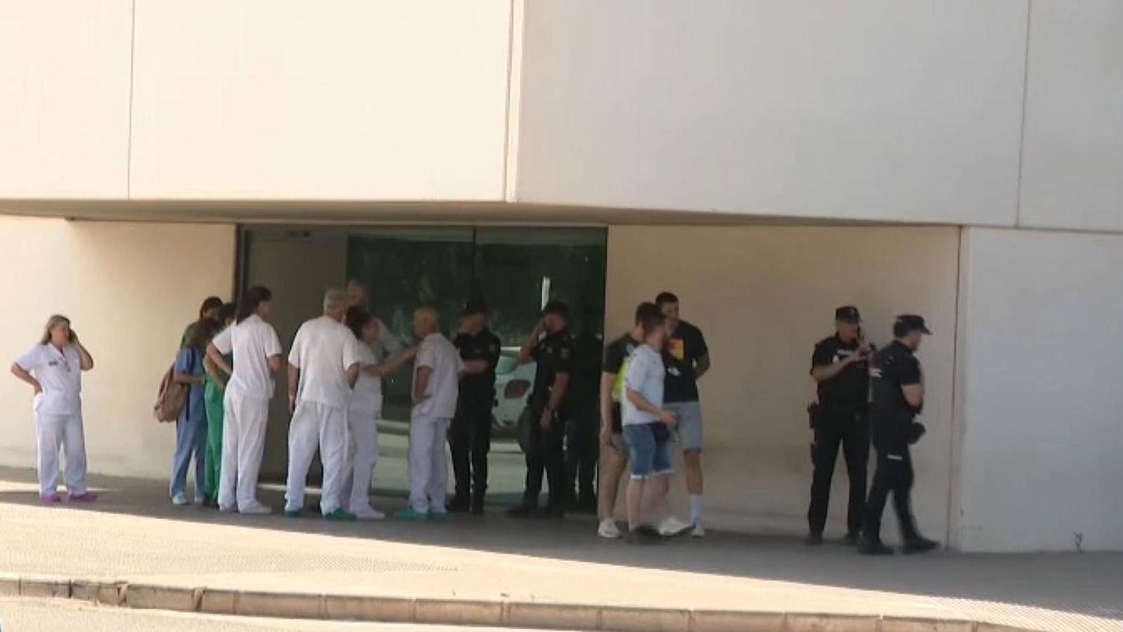 Agents de la Policia Nacional i sanitaris, en l'accés a la planta de Psiquiatria de La Fe / À Punt NTC