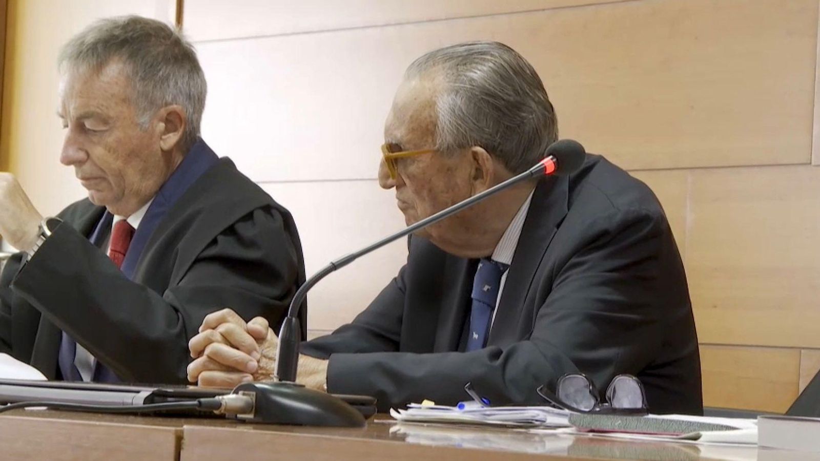 L'expresident de la Diputació Provincial de Castelló amb el PP, Carlos Fabra (dreta), seu al banc dels acusats