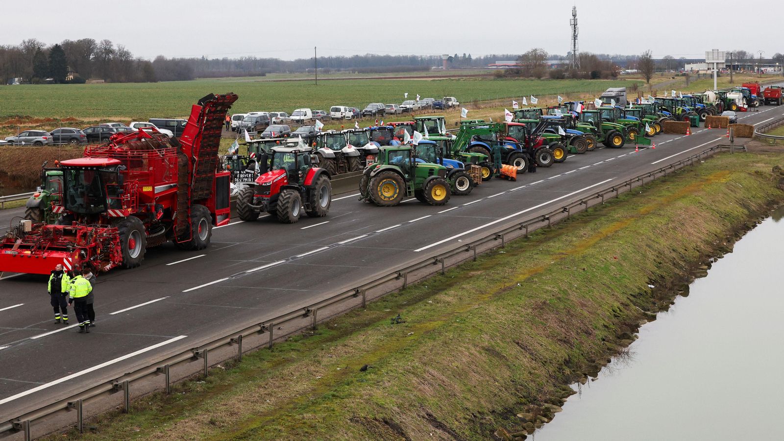 Filera de tractors que bloquegen una autopista a França, en una nova jornada de protestes