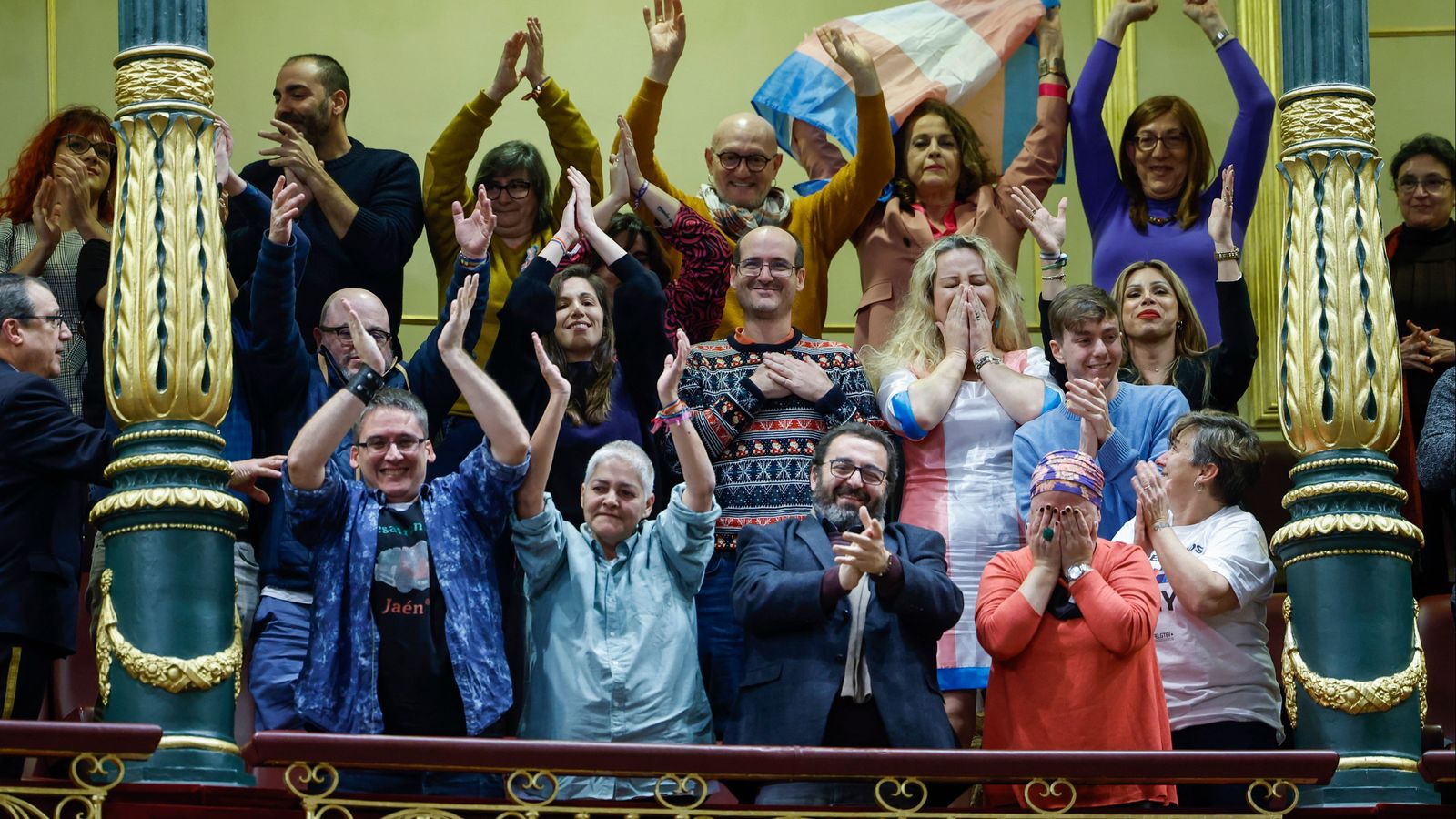 Diversos convidats aplaudeixen després d'aprovar-se la llei trans durant el ple celebrat en el Congrés dels Diputats aquest dijous