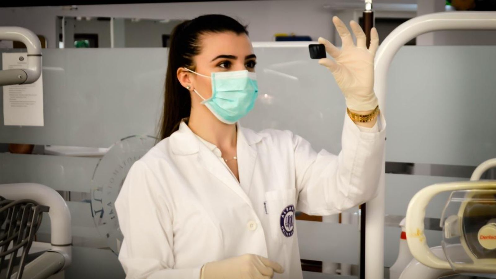 Imatge d'arxiu d'una estudiant de pràctiques a un hospital