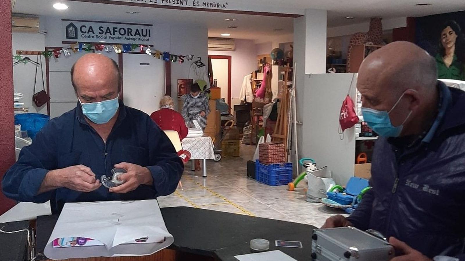 El Centre centre social Ca Saforaui de Gandia preparant el repartiment solidari de joguets de Nadal