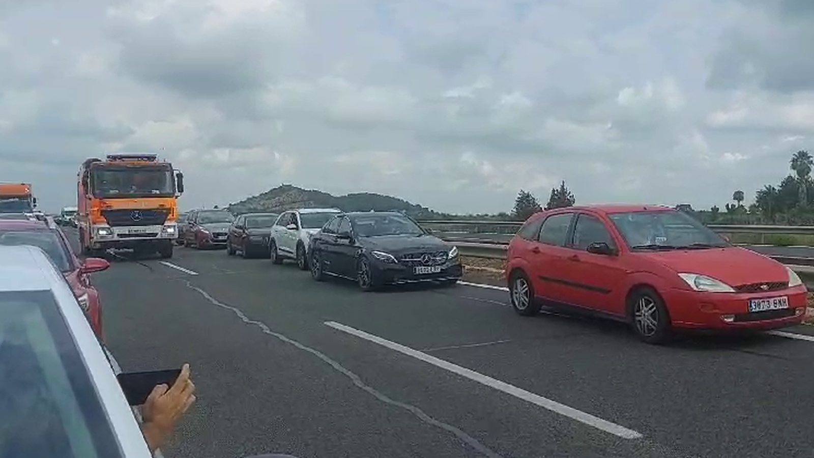 Vehicles parats a l'AP7 deixen pas a un camió de bombers per a l'extinció