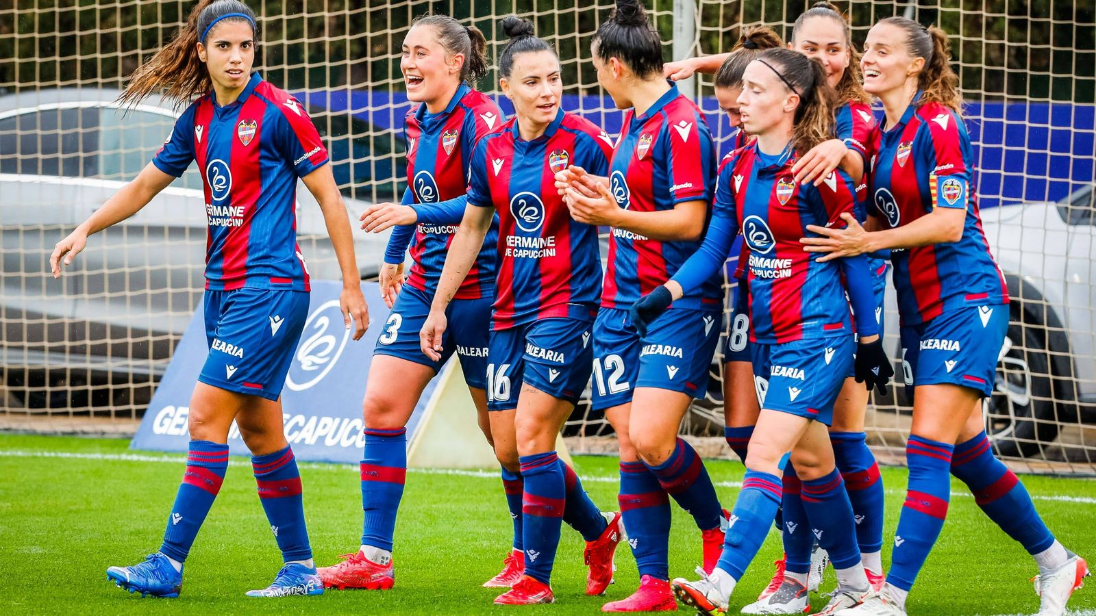 Les jugadores del Llevant celebren un dels gols