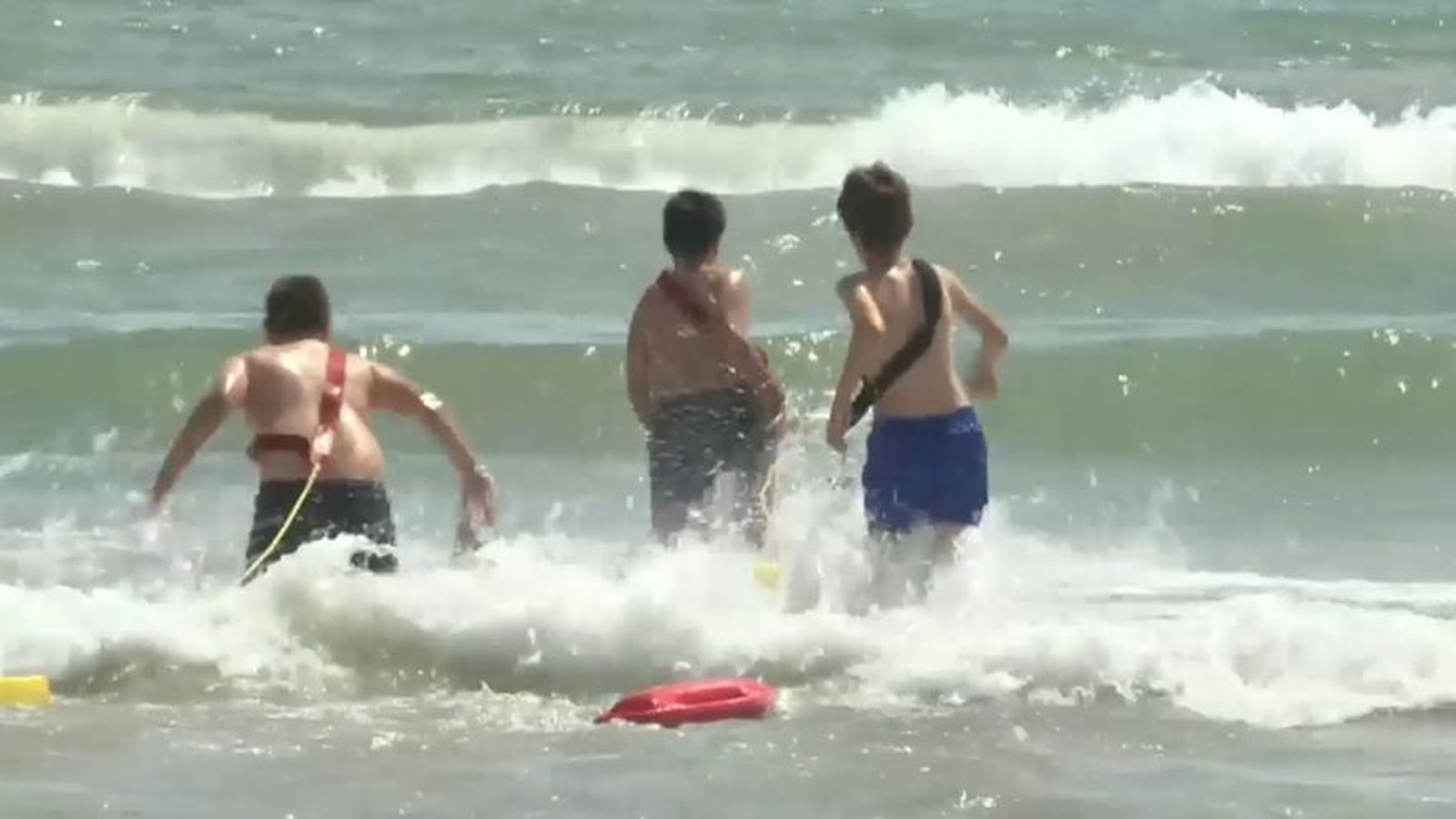 Una imatge d'arxiu de banyistes a una platja