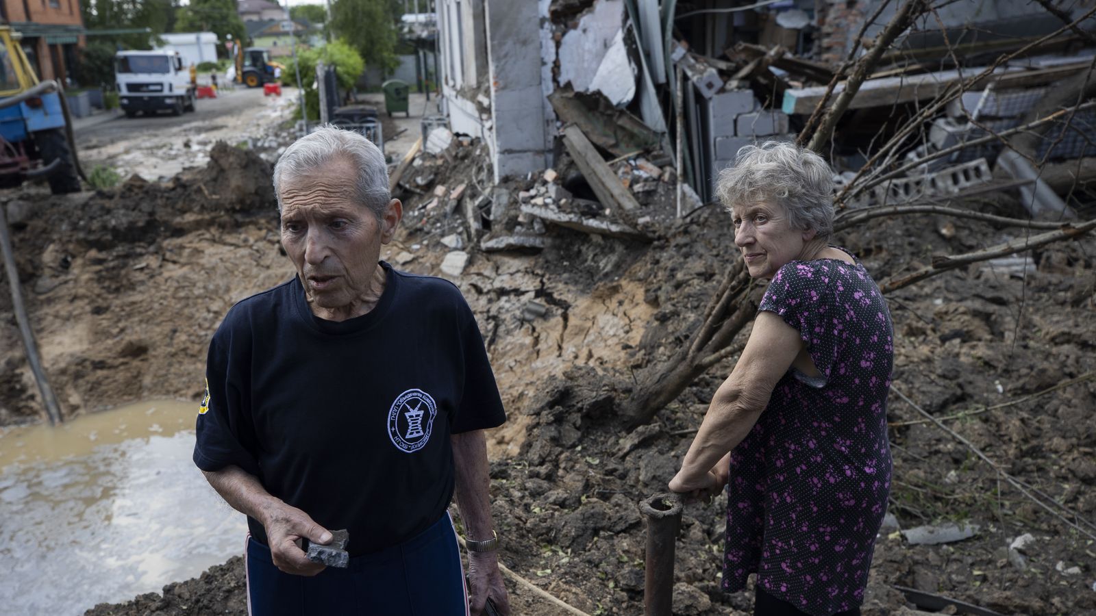 Leonid Romanov i la seua neboda Alla Zabolotnya observen l'enorme cràter del seu habitatge a Khàrkiv (Ucraïna) produït per un míssil balístic rus