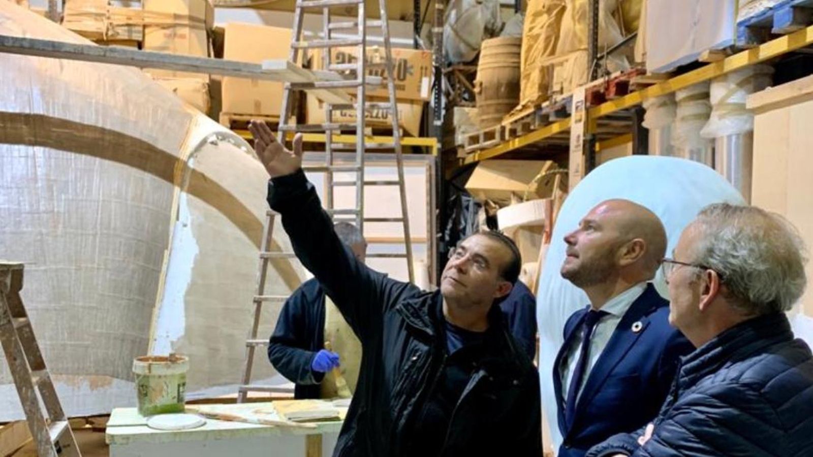 El president de la Diputació de València, Toni Gaspar, amb un artista faller en una imatge d’arxiu