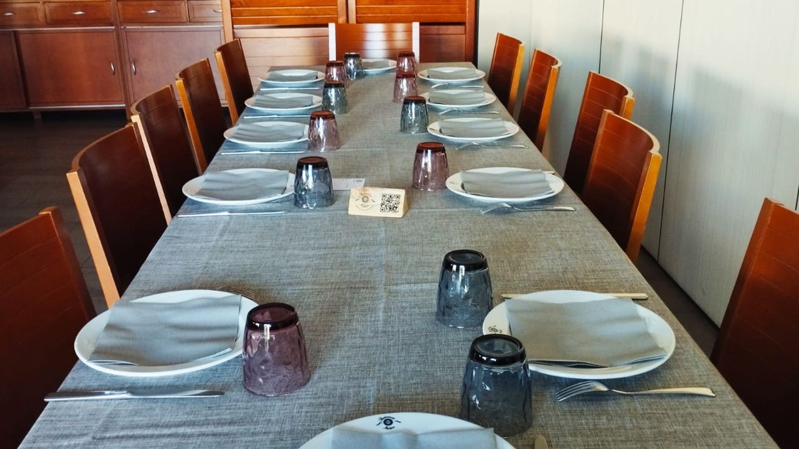 Taula parada esperant els ocmensals del restaurant Mateu del Palmar, a València