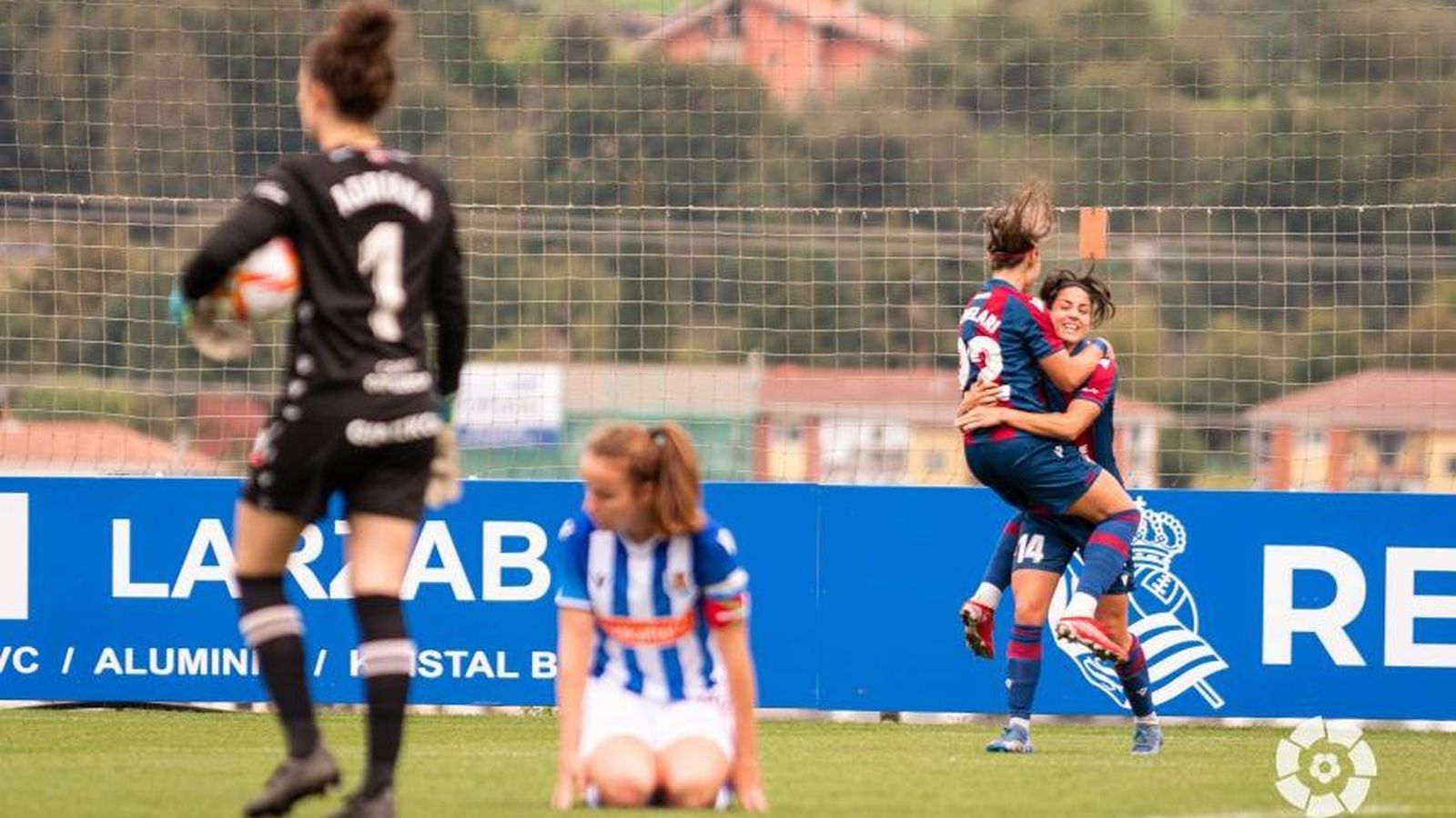 Carol i Giovanna celebren el gol de la victòria