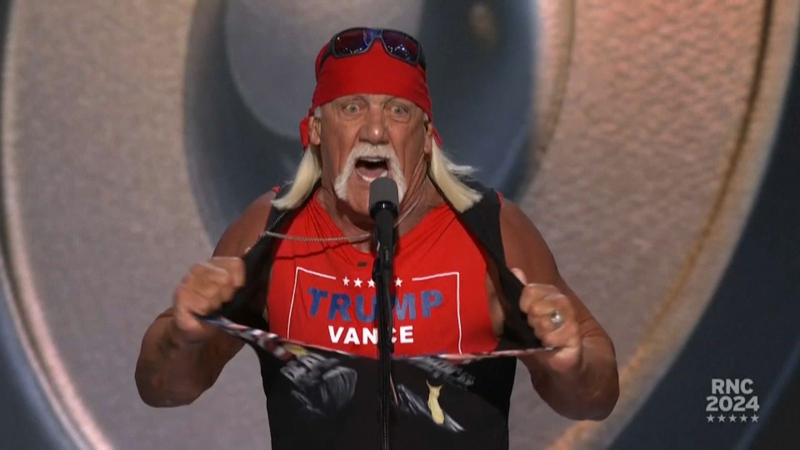 El xouman de lluita llibre Hulk Hogan es trenca la samarreta en suport a Trump