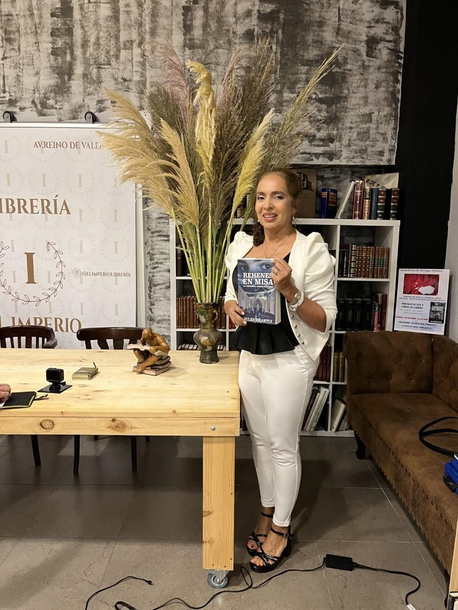 L'autora Jules Hearthly, de Nova York, presenta la seua novel·la a la llibreria de València El Imperio (octubre 2022)