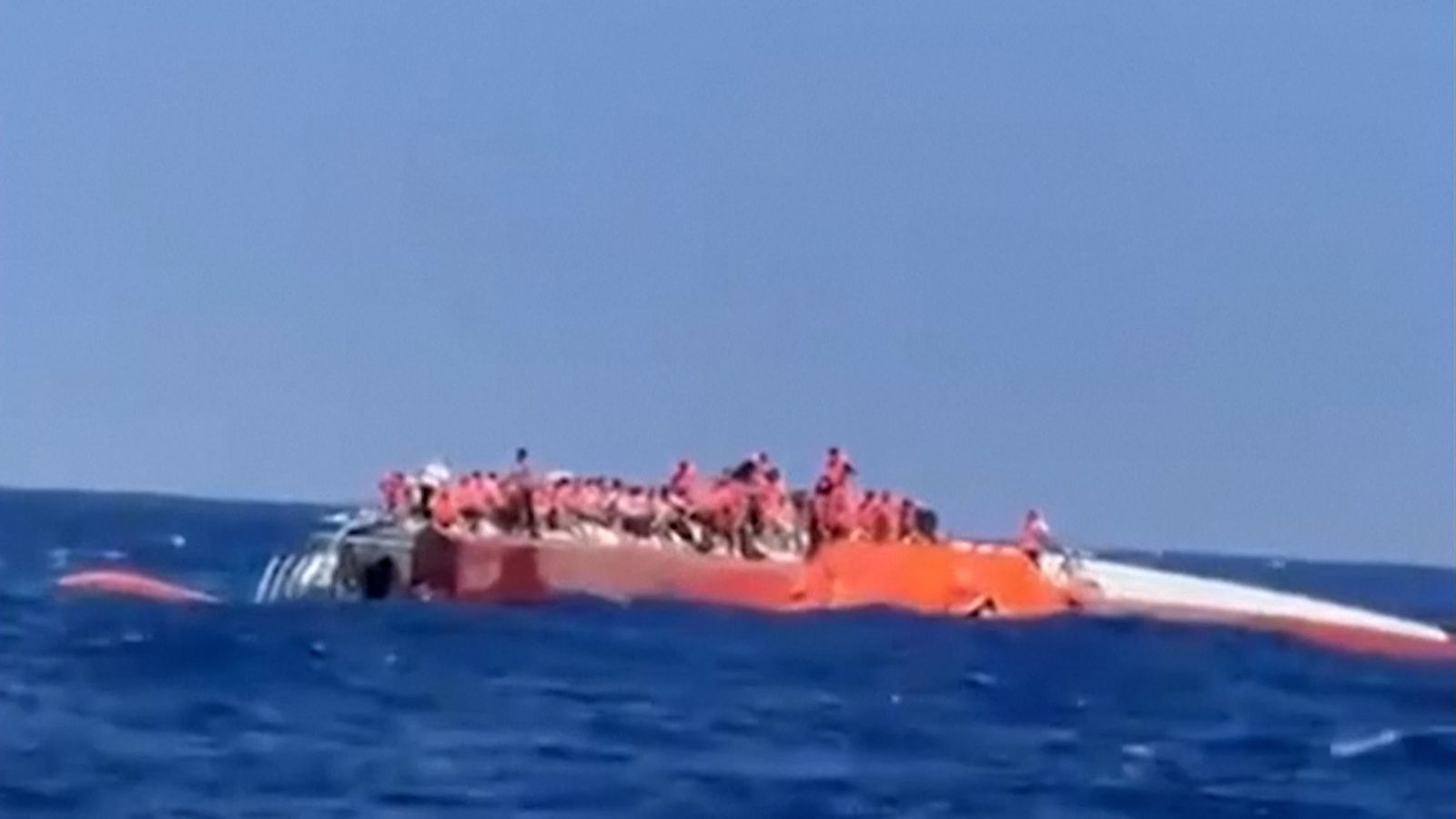 Comencen a arribar a terra els primers bots amb supervivents del naufragi d'un ferri a Xipre