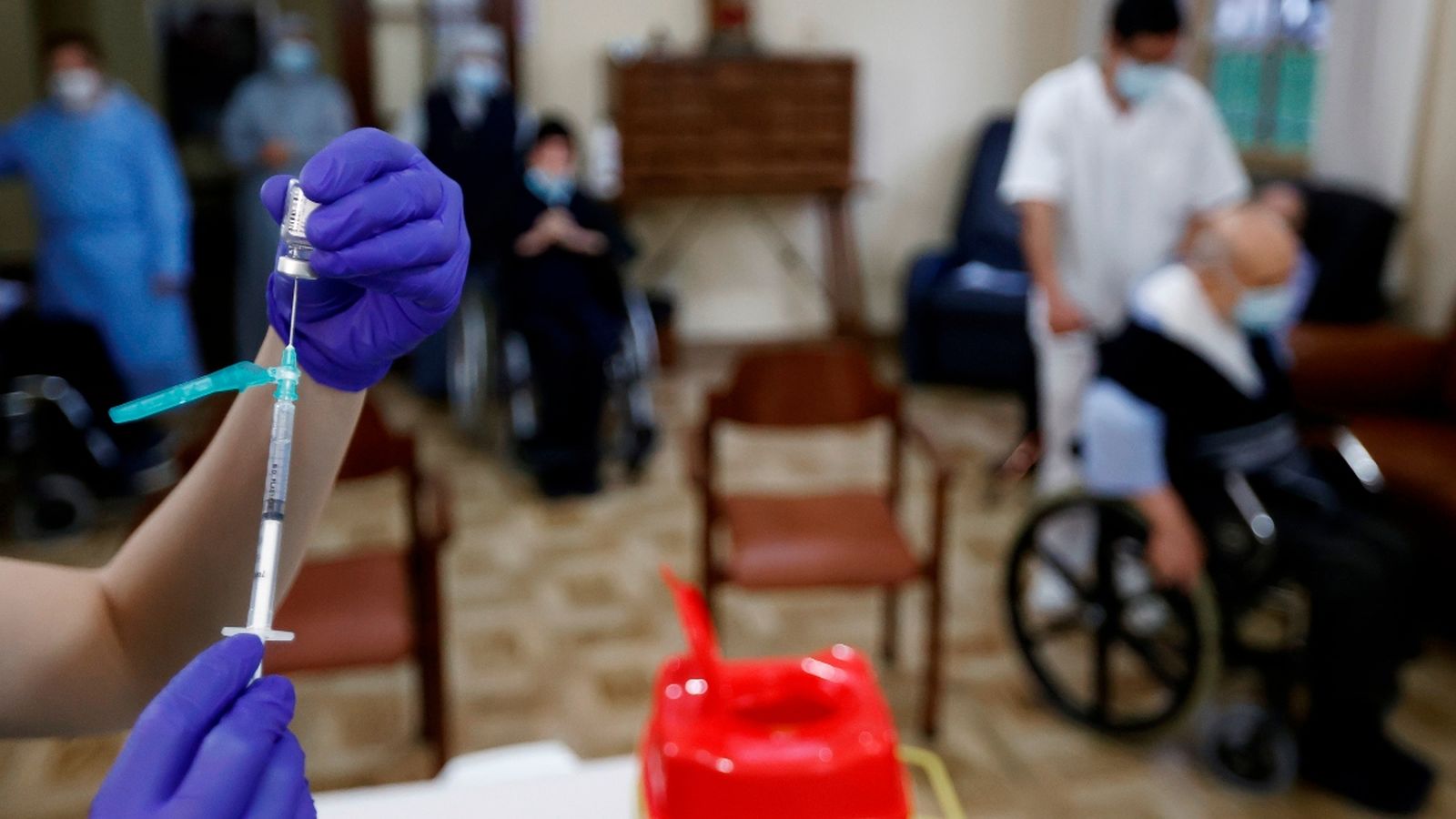 L'avanç de la vacunació en les residències de persones majors es fa notar en els contagis, que han baixat en aquests centres