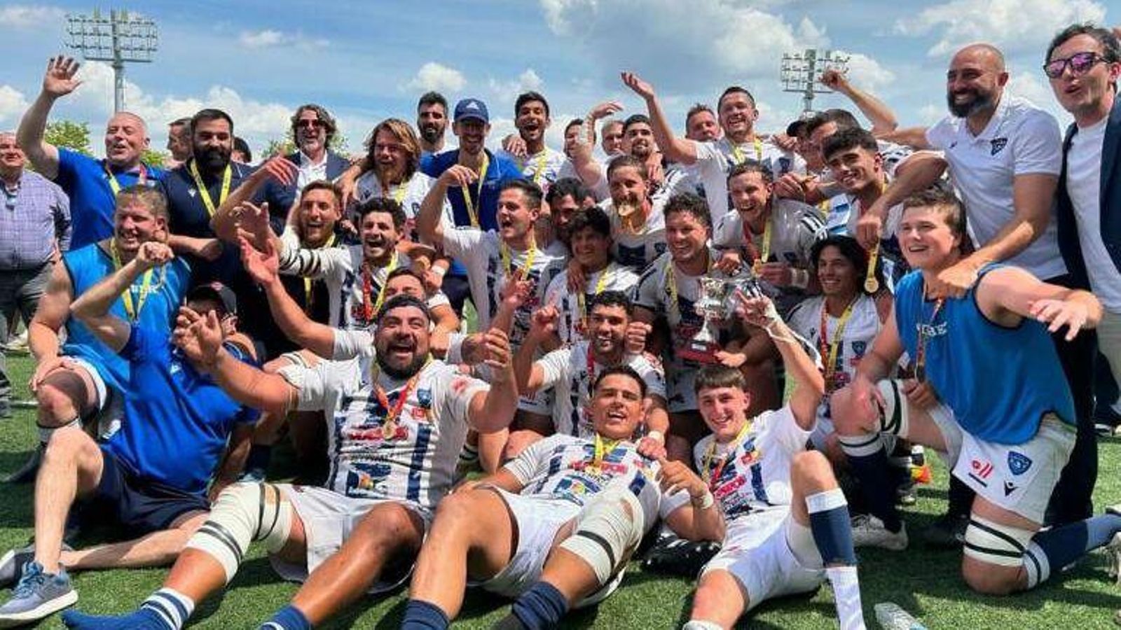 Els jugadors de la Vila celebren l'ascens Els jugadors de la Vila celebren l'ascens