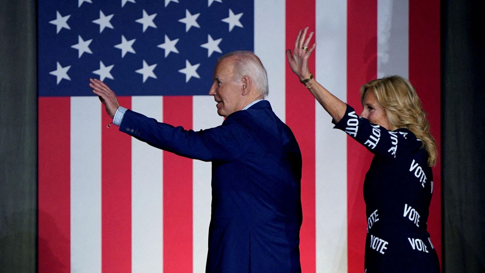 Biden i la primera dama Jill Biden, este divendres, a l'eixida del míting a Raleigh, a Carolina del Nord