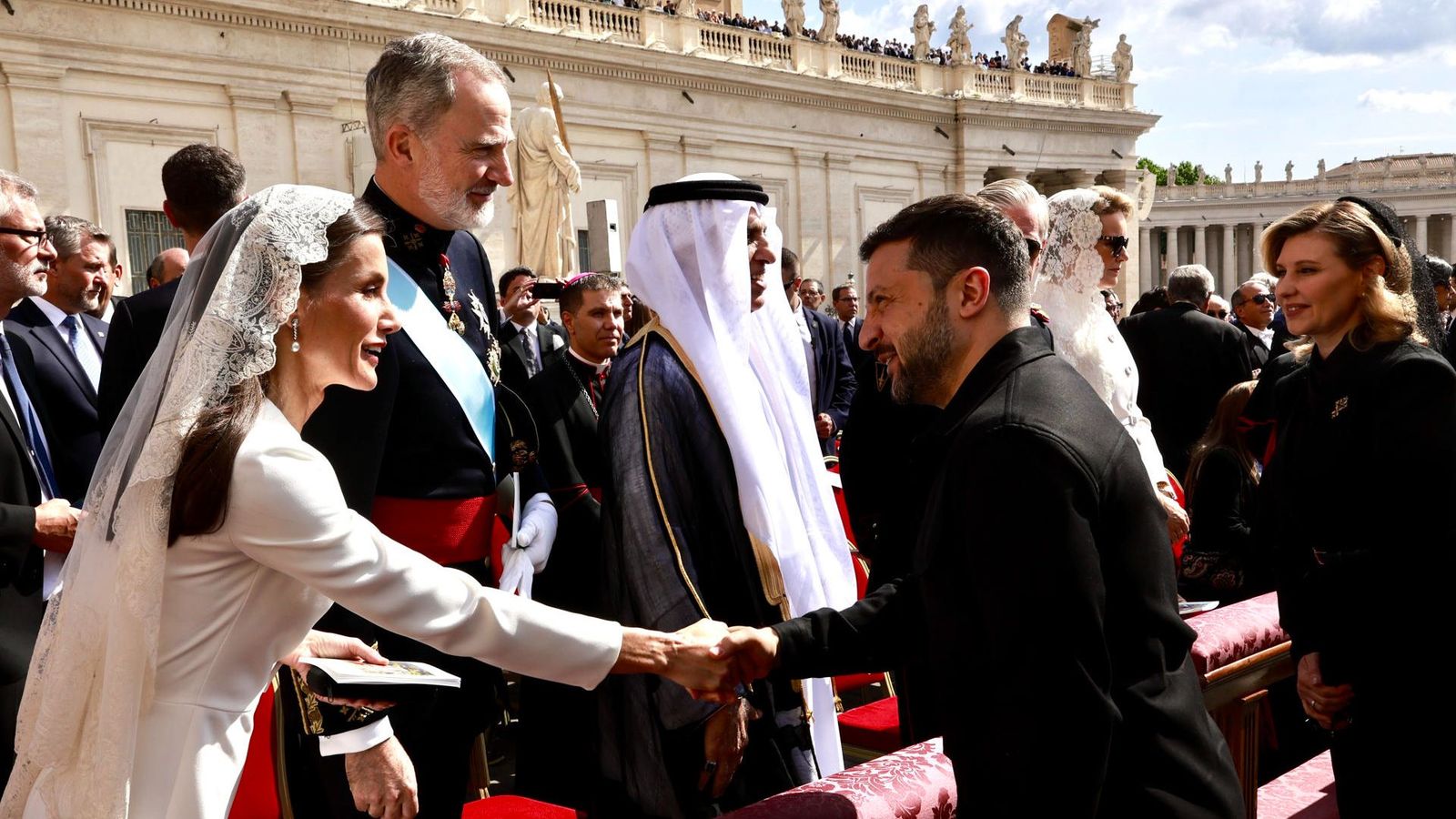 La reina Letízia saluda el president d'Ucraïna minuts abans de començar la cerimònia de la plaça de Sant Pere