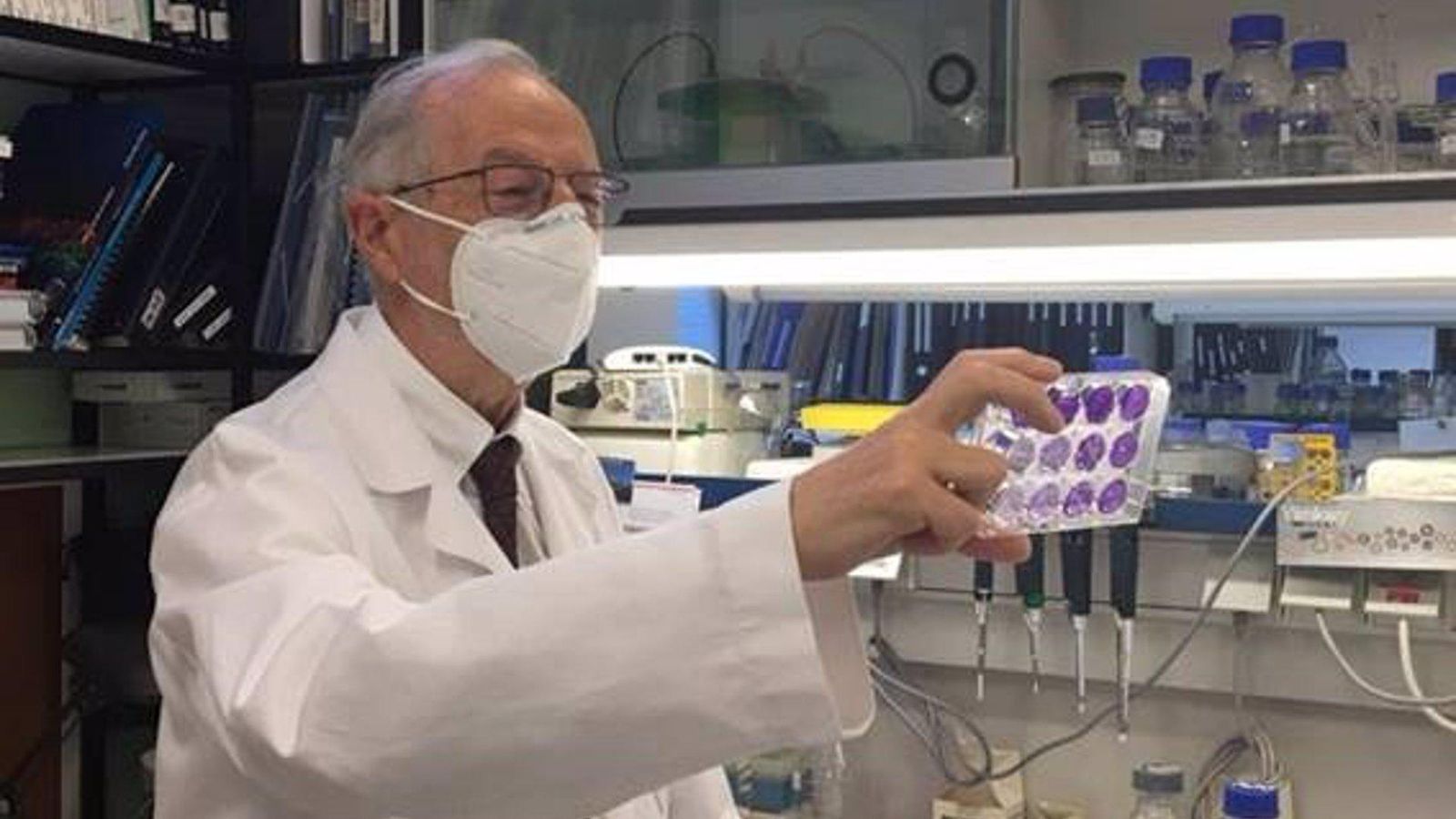 El viròleg Luis Enjuanes treballant al laboratori