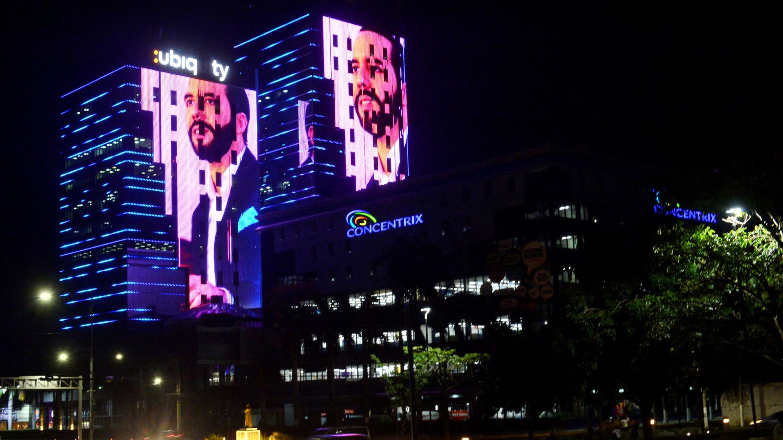 Imatge del president Nayib Bukele, que ha eixit reelegit dels comicis del 4 de febrer, projectada en els edificis en les eleccions presidencials