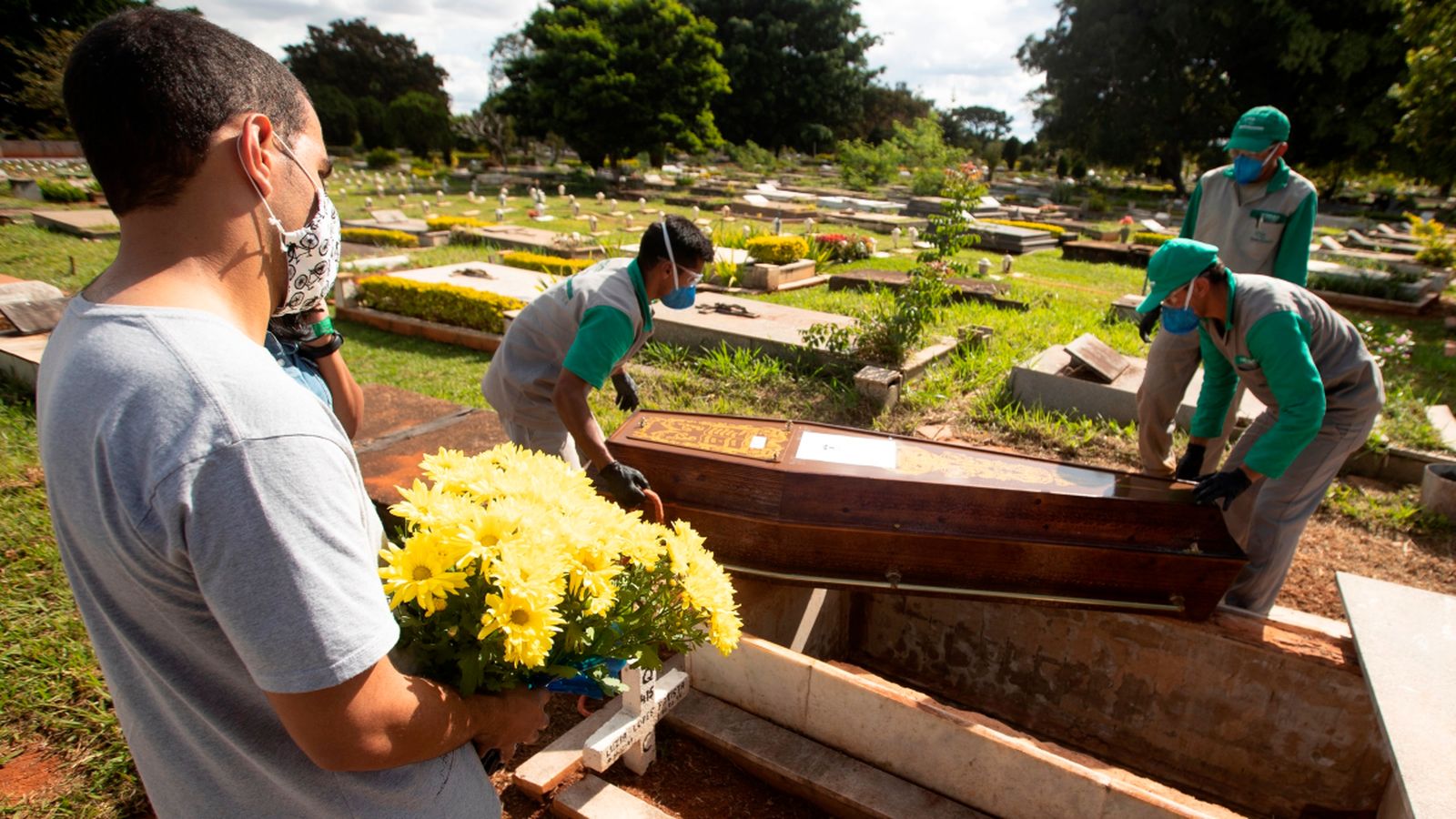 Empleats es preparen per soterrar víctimes de Covid-19 en el cementiri de Camp d'Esperança, a Brasília (el Brasil)