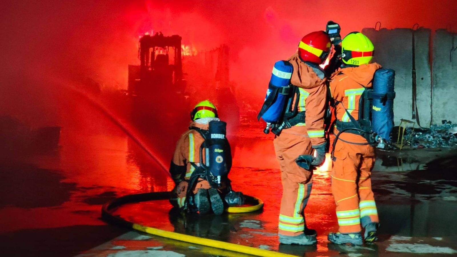 Declarat un incendi en una nau de reciclatge de ferro a Quart de Poblet