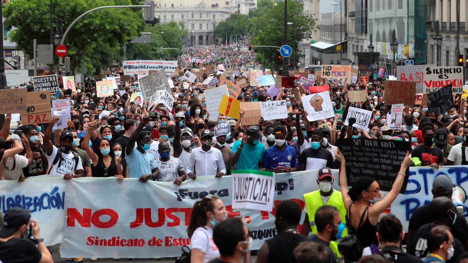 Manifestants durant la concentració convocada a Madrid contra el racisme