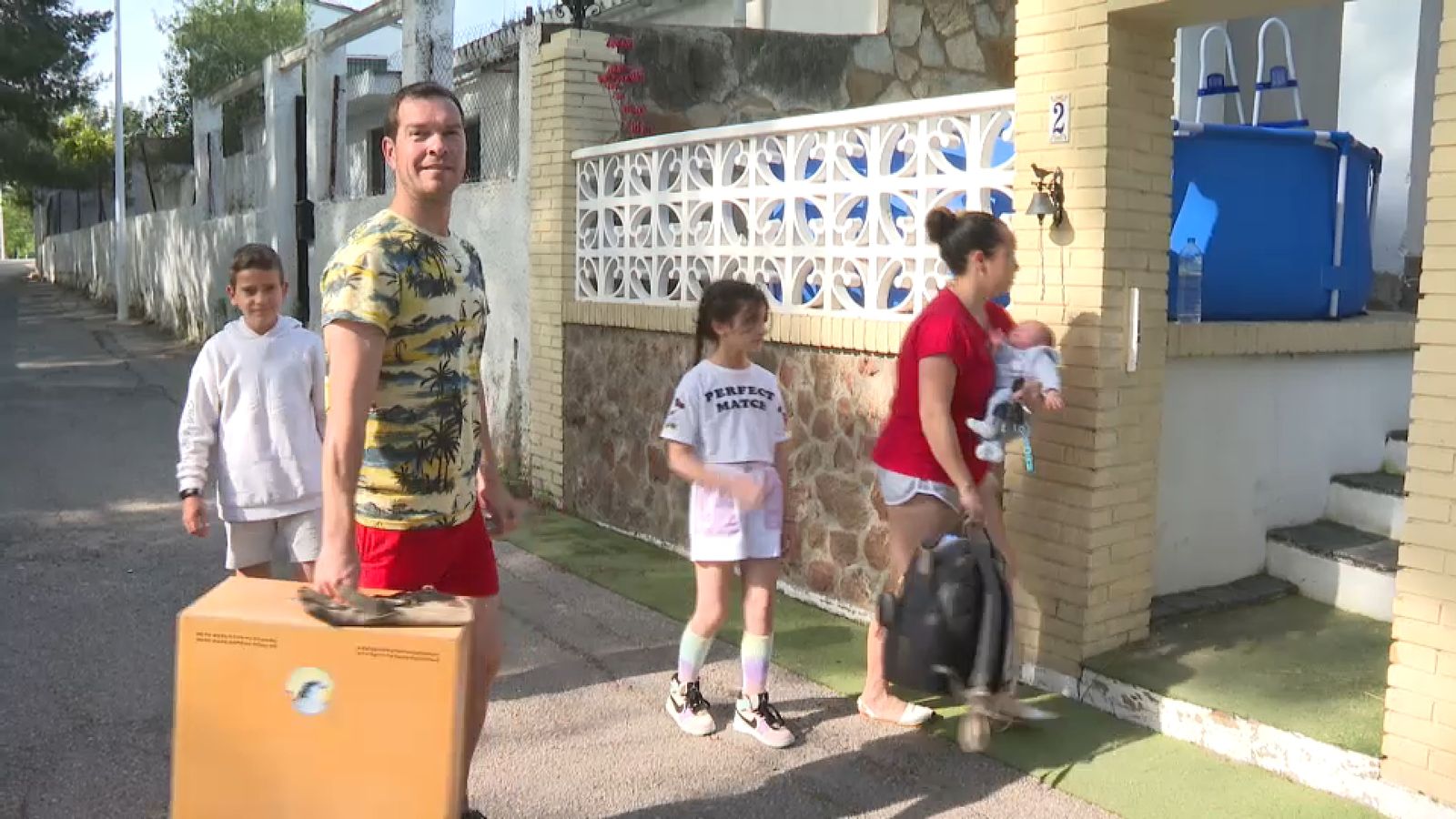 Una família torna al seu xalet de la urbanització de la Presa una vegada resolta l'emergència química